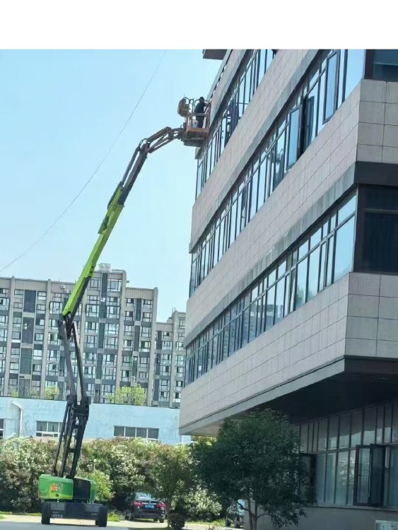 高效安全，靈活便捷——上海昭晨機械設備租賃在嘉定區的16米曲臂車租賃與弱電安裝服務解析